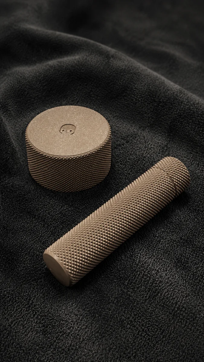 Conjunto cilíndrico com textura fina e acabamento marrom