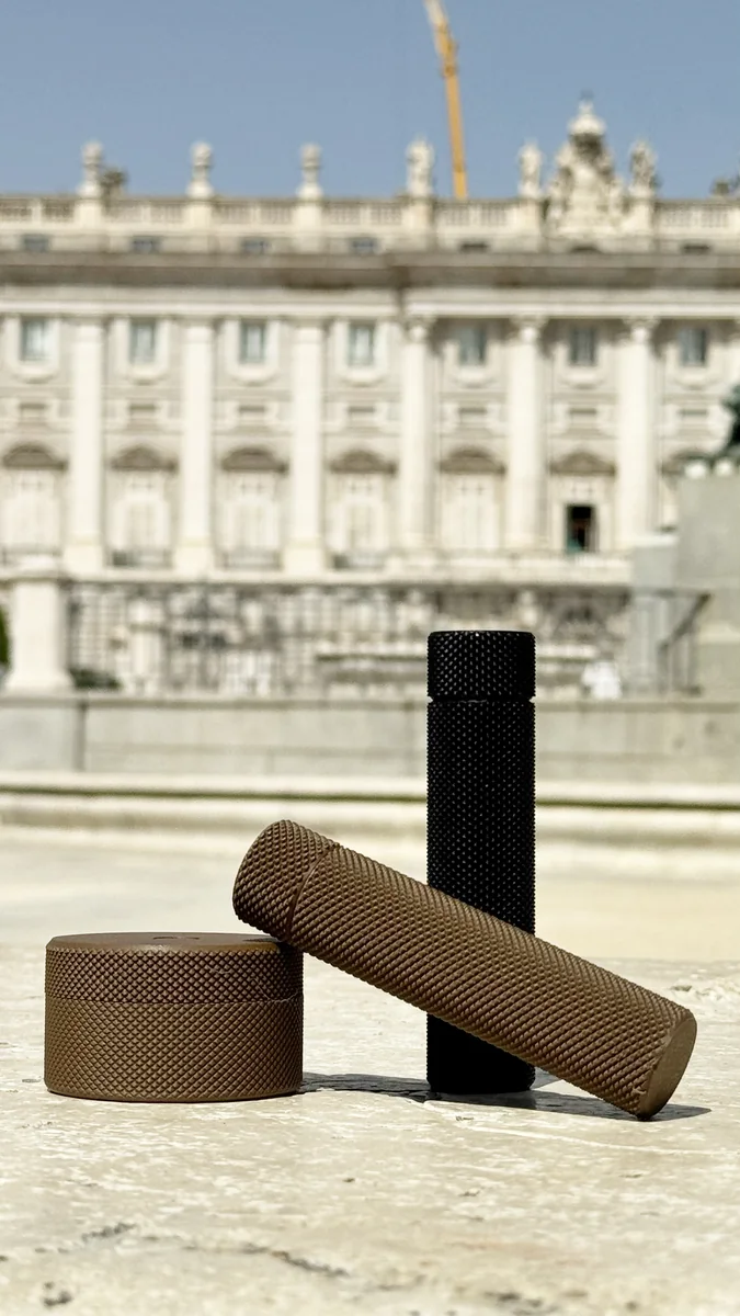 Conjunto de objetos impressos em 3D fotografado em ambiente urbano