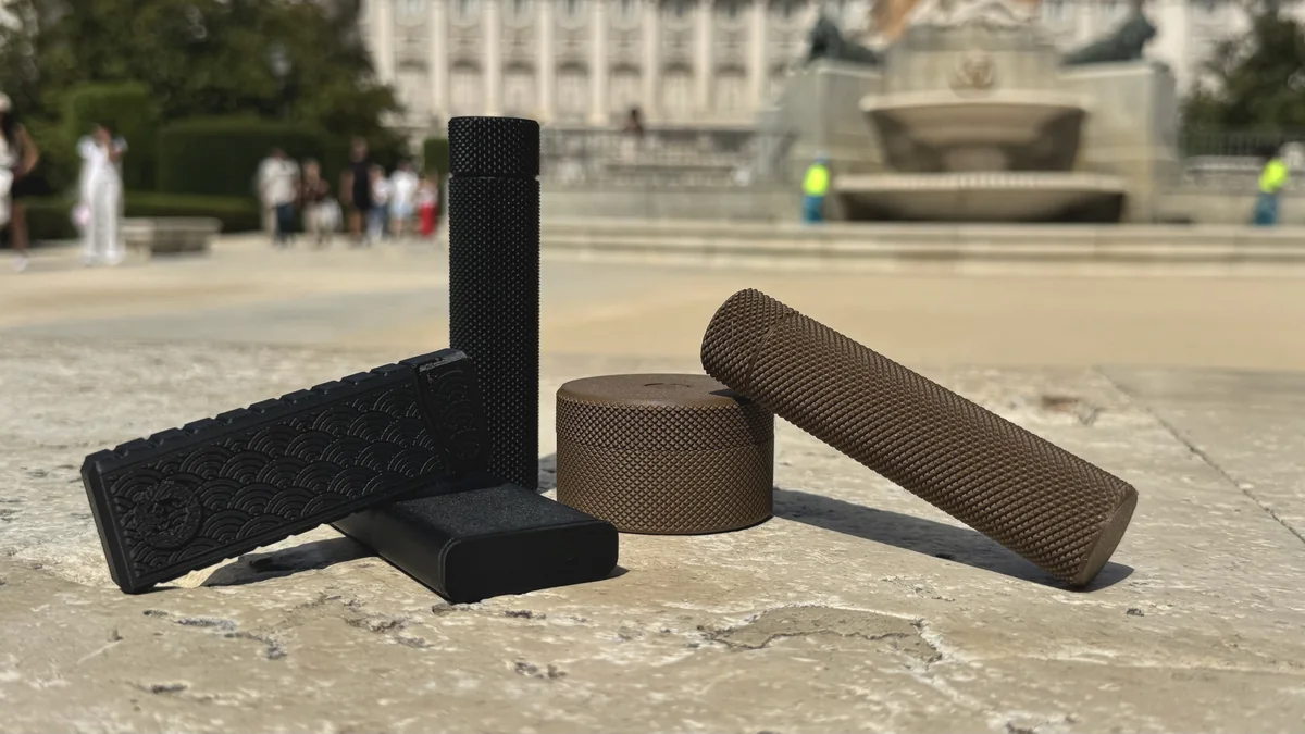 Coleção de peças funcionais pretas e marrons produzidas em impressão 3D